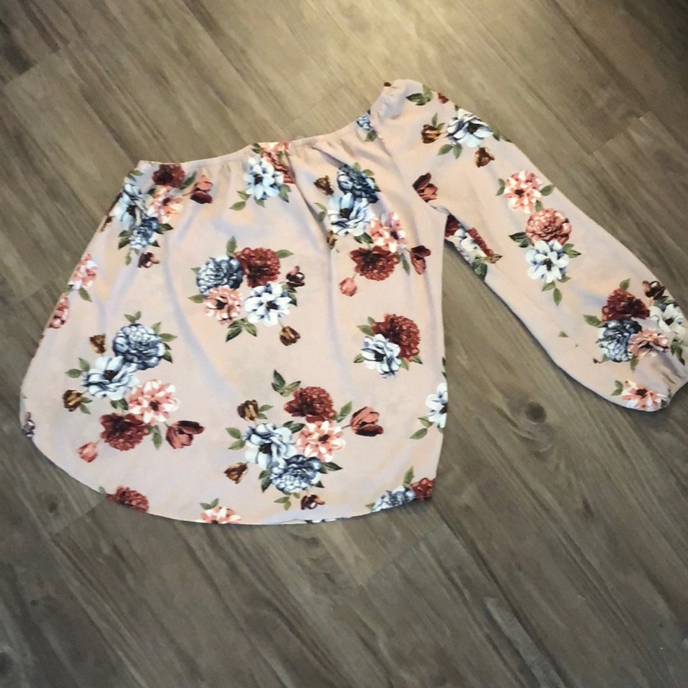 BOBEAU One Sleeve off the Shoulder Top - M